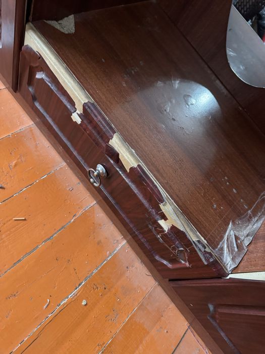 Трюмо требует ремонта