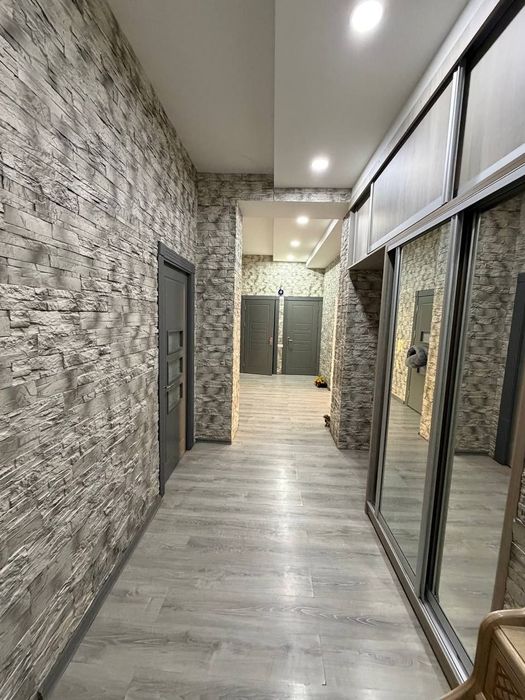 Продам квартиру 4 комнат в новостройке банковский дом