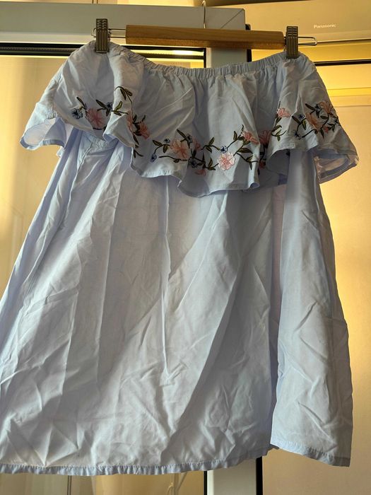 Bluză damă Mohito bleu ciel cu umerii goi (Off-shoulder) și volan cu broderie florală – Mărimea [M]