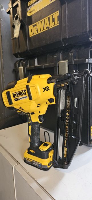 Pistol cuie DeWalt din 660