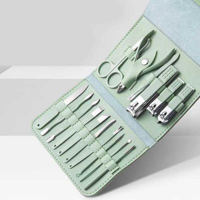 Нов комплект за маникюр от 16 части с калъфче