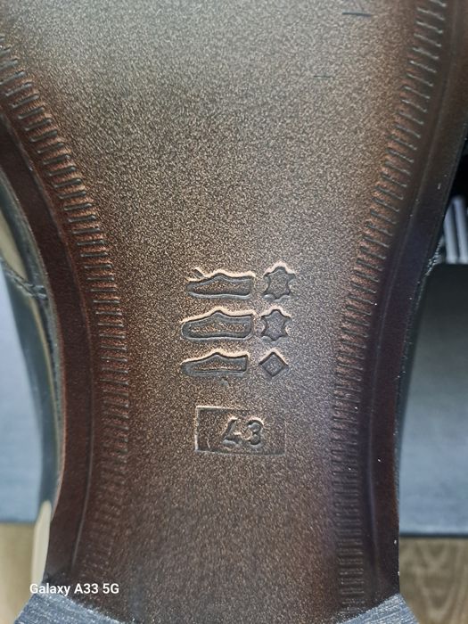 Vand pantofi bărbătești din piele naturala lacuită  pentru ocazii.
Mar