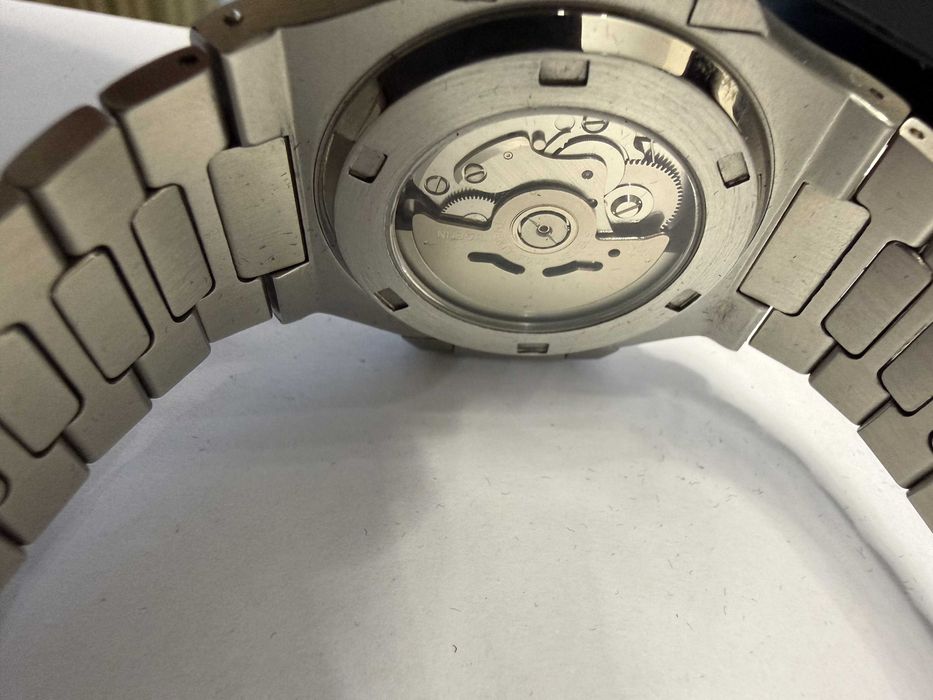 Продавам часовник Nautilus Тюркоаз. Нов