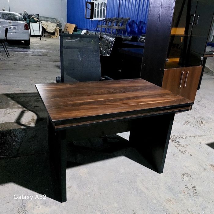 Ofisniy mebel srochna sotiladi