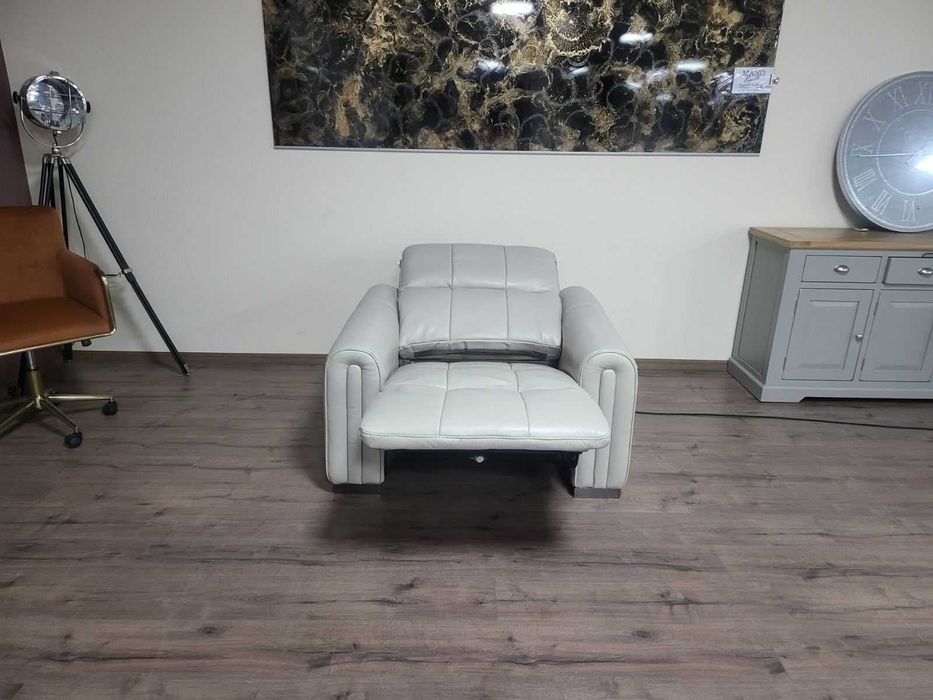 Светло сив-кремав кожен фотьойл с електрически релакс механизъм