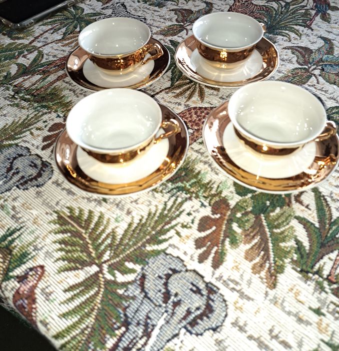 Продавам позлатен сервиз за кафе