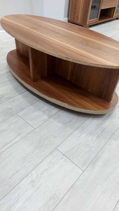 Продам журнальный стол на колесах.