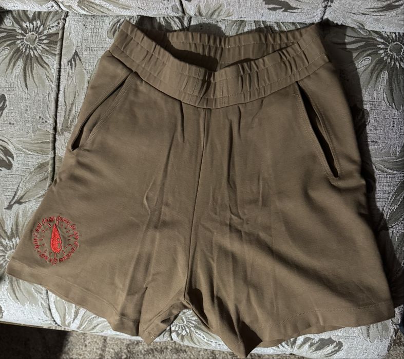 Бежови къси панталони