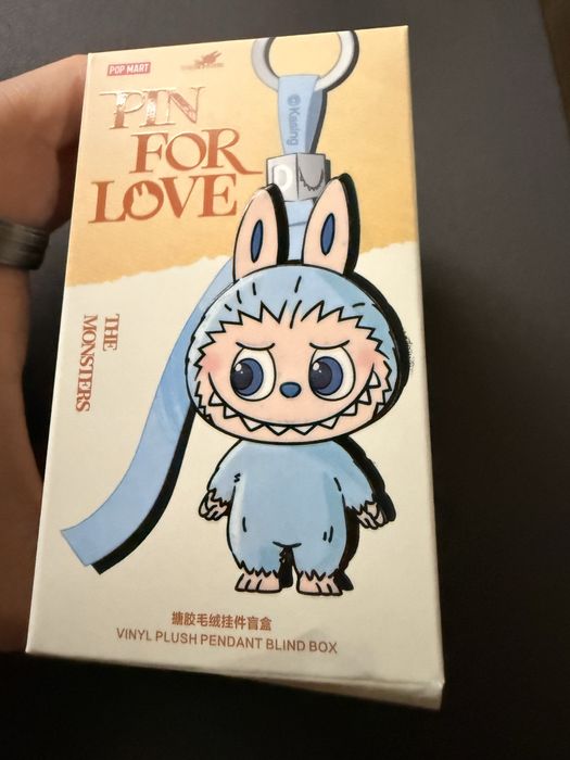 Labubu “pin for love”