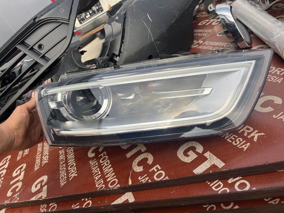 Десен и ляв фар Audi Q3 2011-