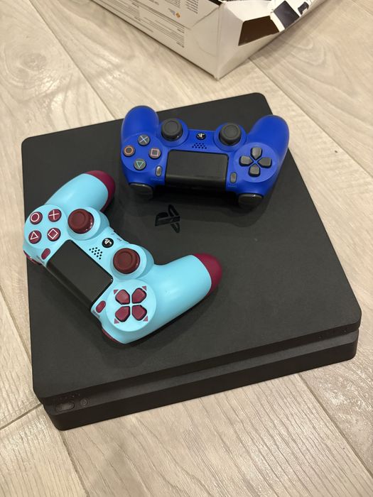 Play Station 4 1TB + 2 controllers