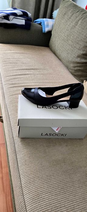 Vand pantofi piele dama noi