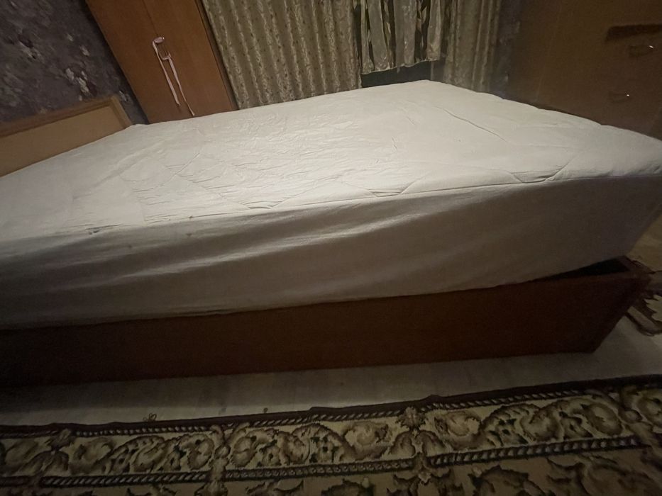 Продам кровать 2×1,60 м с матрасом