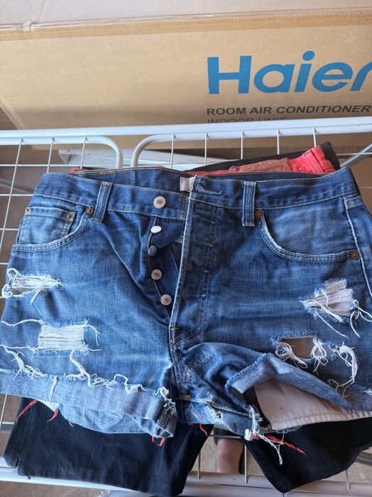 Продавам комплект от 7 чифта къси дънкови панталони на Levi's. Идеални за лятото!