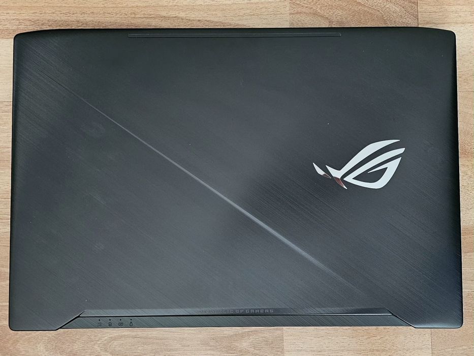 Asus ROG Strix G731GU - 17" - I7 16GB ram 128 SSD + 240