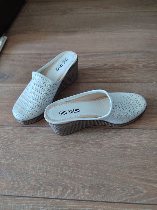 Белые шлепанцы на удобной платформе