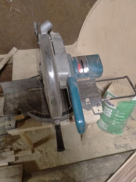 углорез макита в робочем состоянии