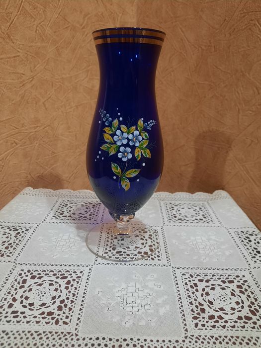 Красивая, изящная вазочка на ножке, Богемия, Чехословакия. Кобальтовое