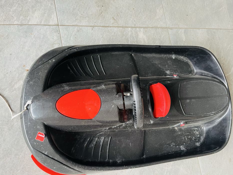 Sanie cu frana rosu cu negru din plastic