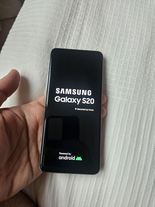Продавам Samsung s20