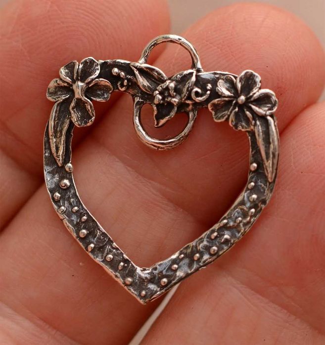 Сребърно бижу 925 – медальон „Отворено сърце“, талисман за любов.