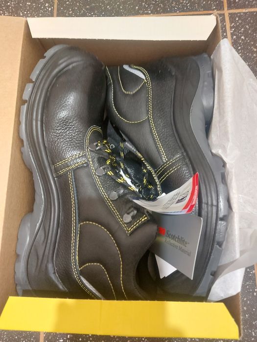 Чисто нови работни обувки