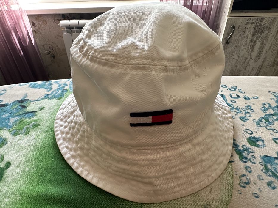 Панамы и зимние шапки