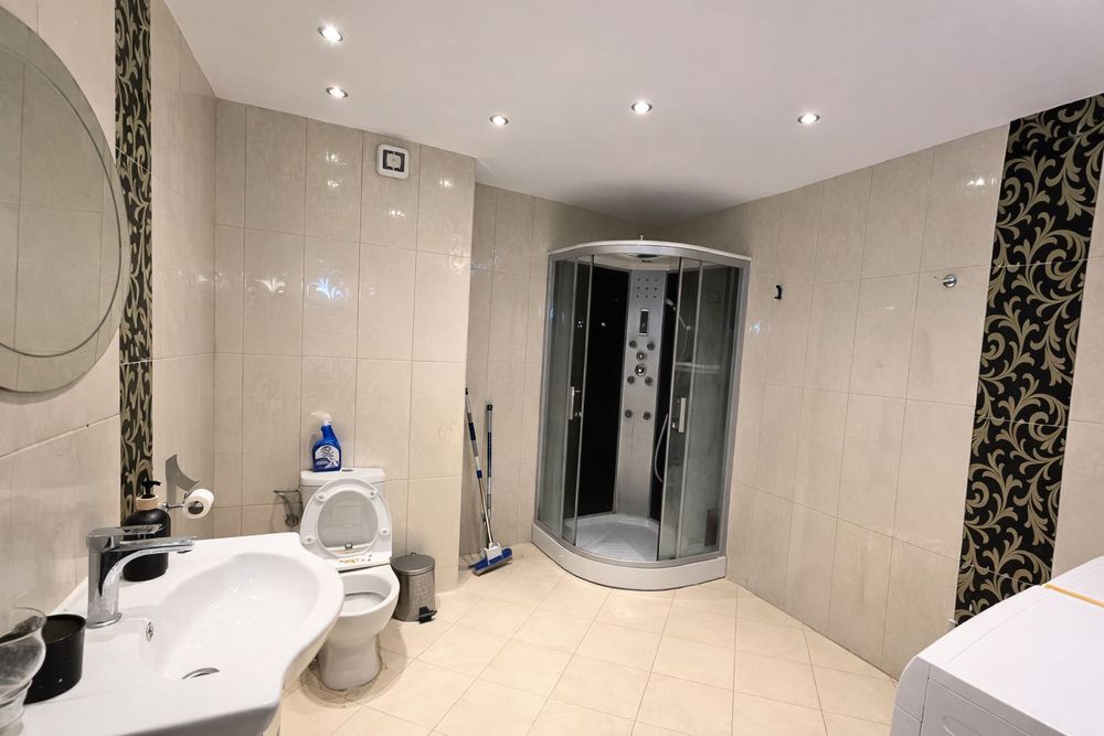 Луксозен тристаен апартамент под наем – 120 кв.м