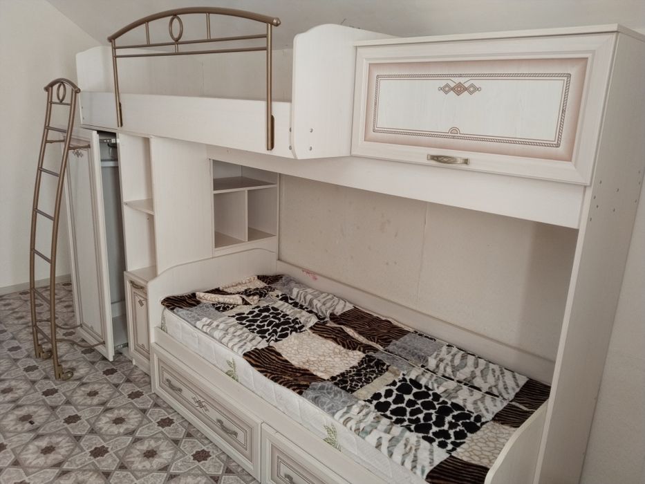 Продам детскую стенку комплект