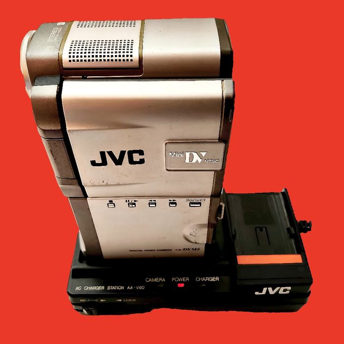 RARITATE-camera video JVC GR-DV M5 +docking+telecomanda IMPECABILA