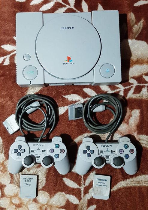 Vând PlayStation 1 făt complet cu 2 manete în stare buna
