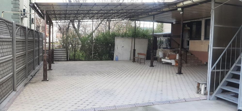 Продается под офис 4 комн. квартира.