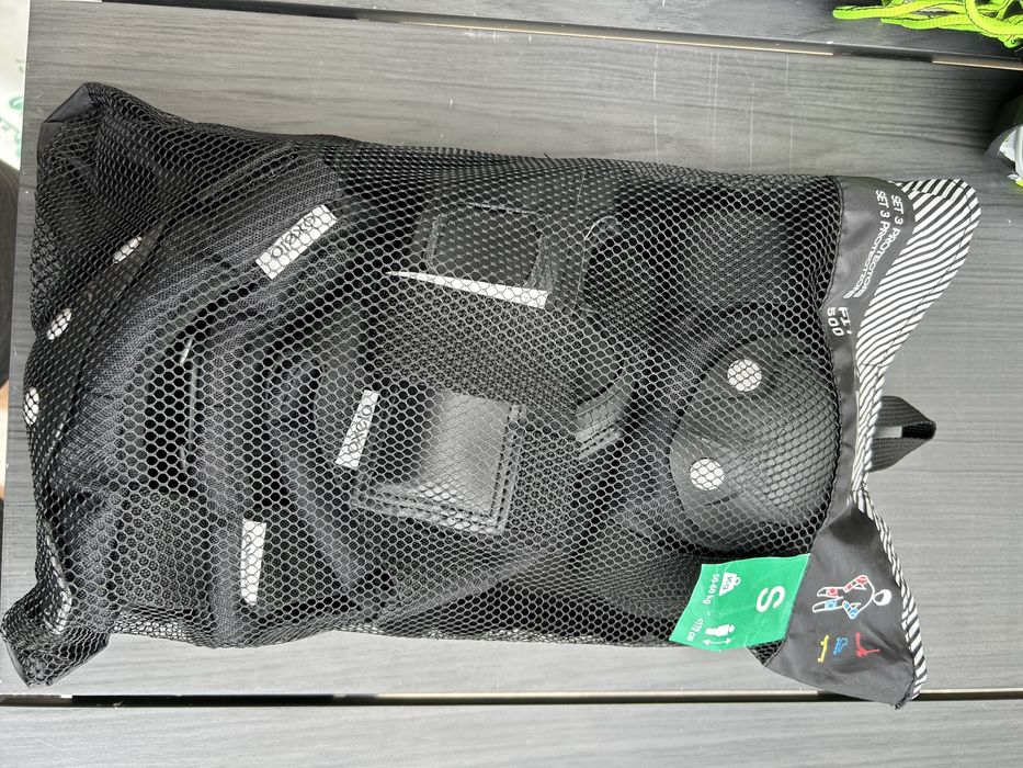 Role roller skating set complet cu casca si protectii incheieturi