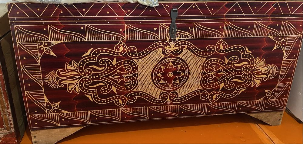 Сандық аяктары мен.  Котерылып тұрады