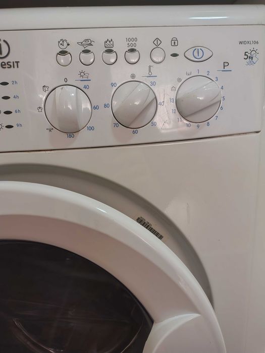 Продавам пералня с вградена сушилня Indesit WIDXL 106 5kg. Пералнята работи перфектно. Почти не е използвана. Няма следи от употреба.