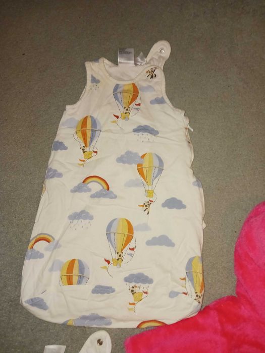 Дрехи,костюмчета и шапки за момиченца