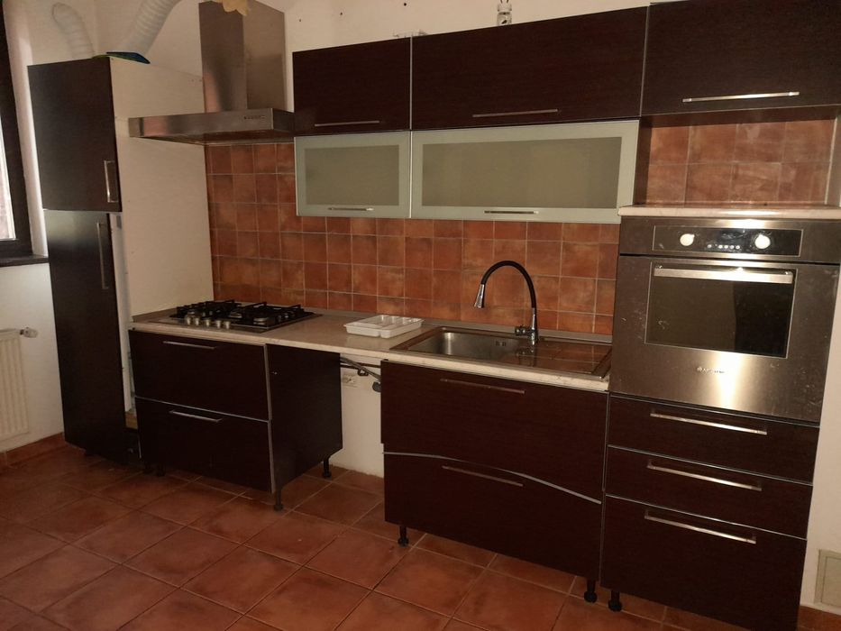 bucătărie complet utilată cu mașină de spălat vase
