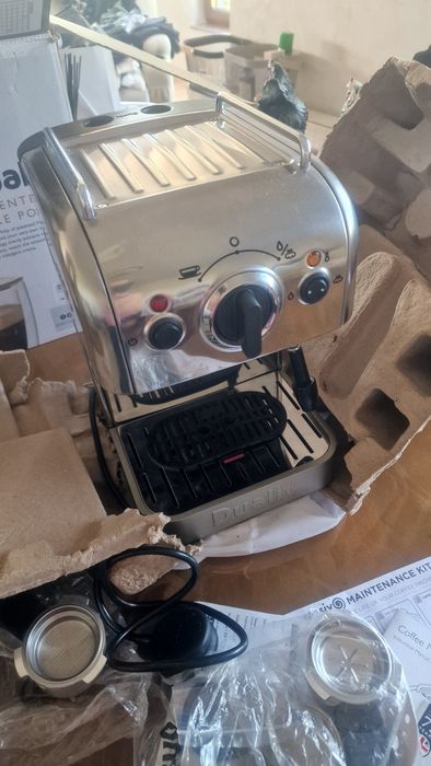 Dualit coffe machine in condiții foarte bune adusa din Anglia se poate flosi si cu capsule si cafea macinata