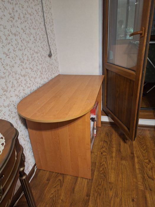 Стол для чтение или кухни