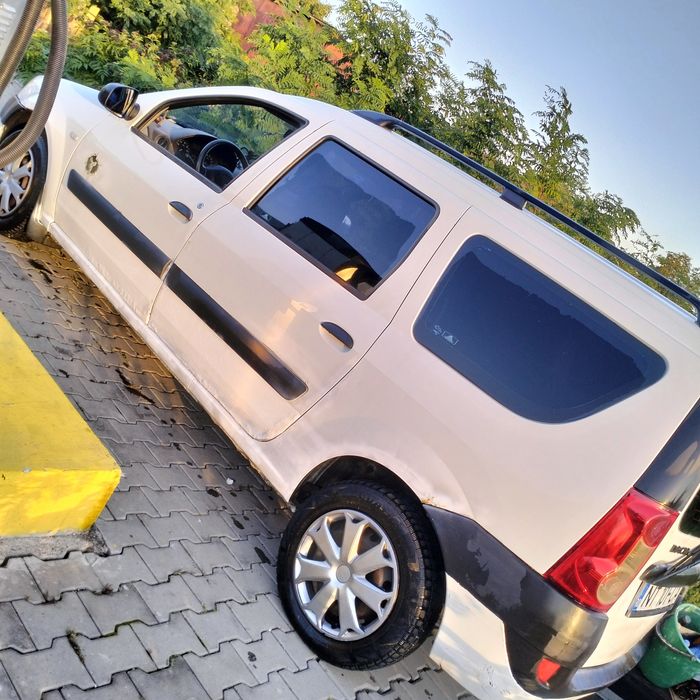 Vând Logan MCV culoare alba benzina 1,6 ,baterie nouă pornește , funcț