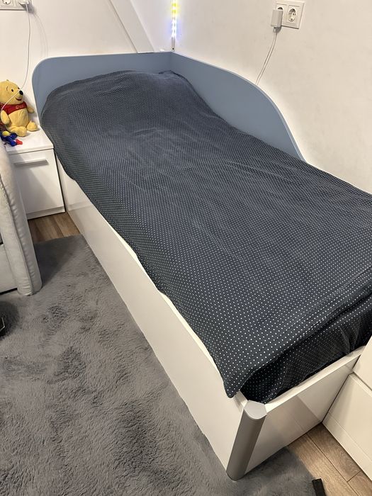 легла 90/200-с матрак 80/190/матрака е вкл.в цената и две нощни шкафче