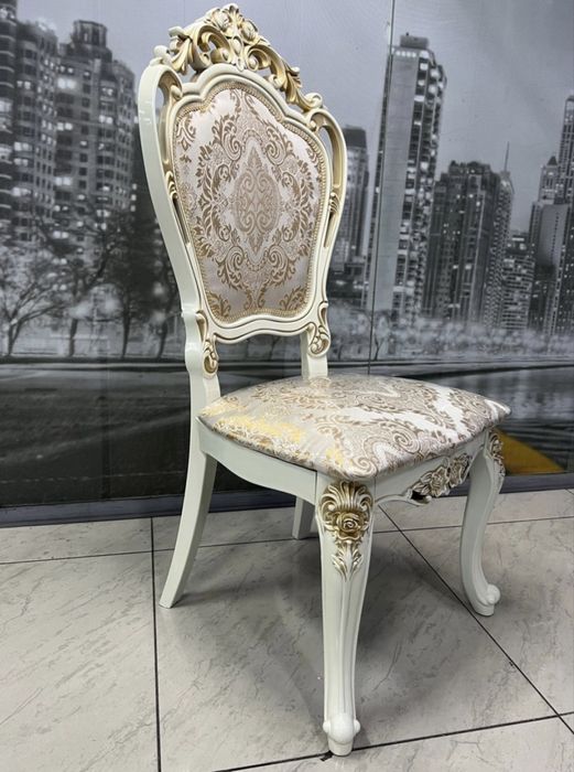 Стол и стулья в гостиную