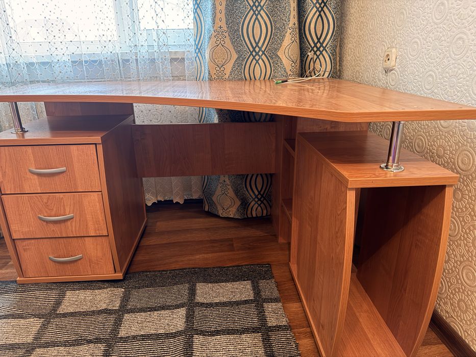 Продам компьютерный стол