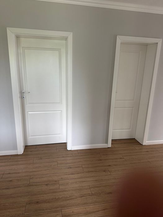 Vînd 6 uși de interior albe cu toc și pervaze pe ambele părți!
