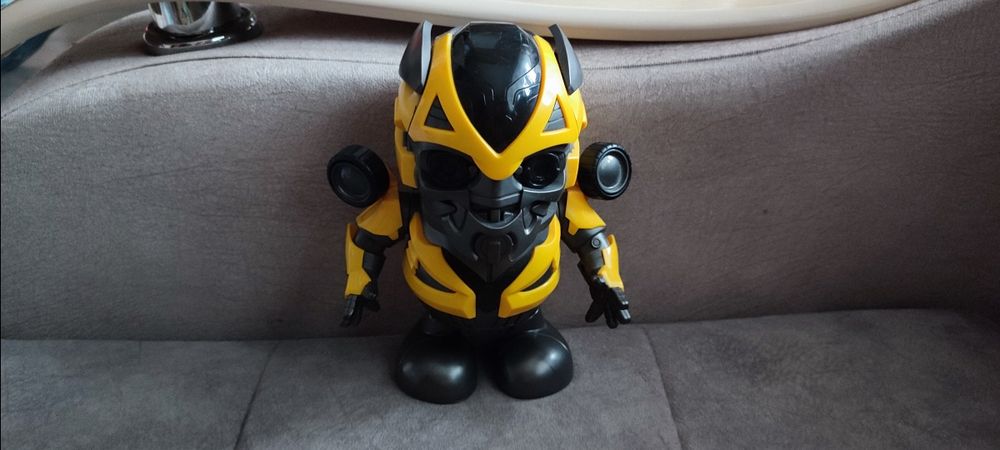 Робот электронный танцует