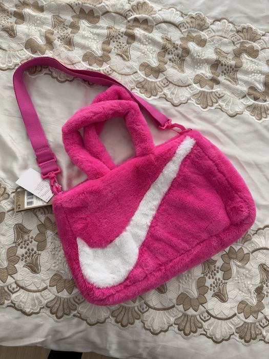Чисто нова цикламена плюшена чанта Nike