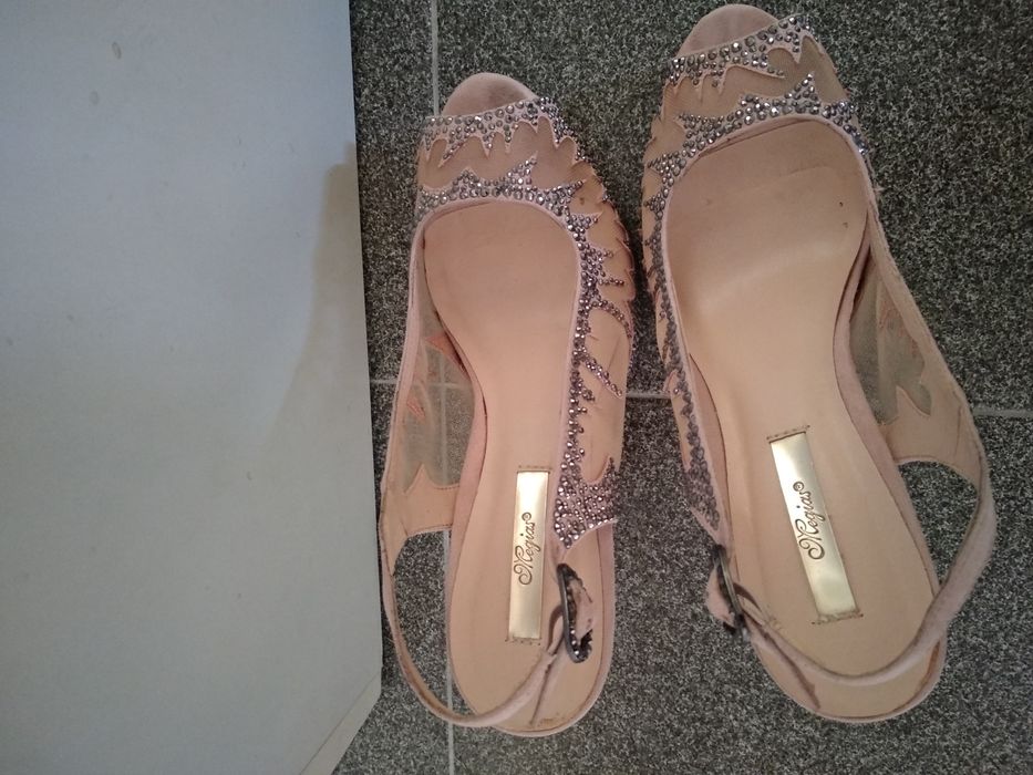 Сандали на висок ток