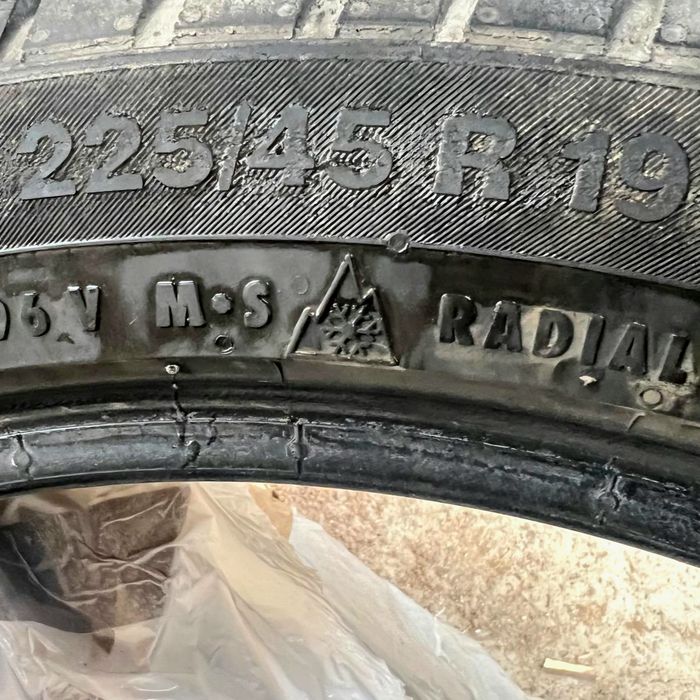 Vând Anvelope de iarnă Continental 225 45 R19