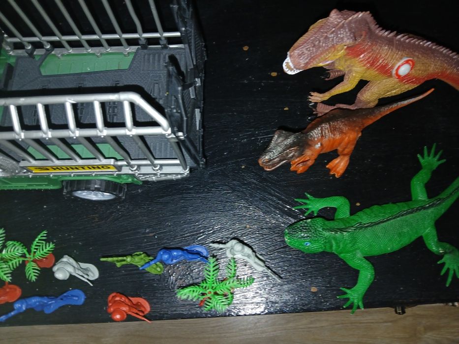 Камион с динозавър