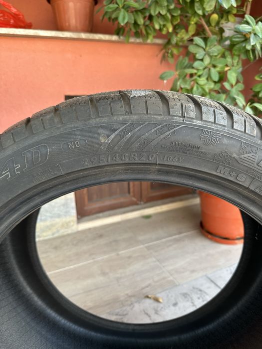 295/40/20 DUNLOP 4D Зимни гуми